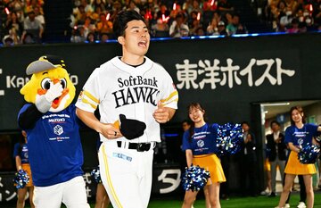 試合後、充実の表情でお立ち台へ向かうソフトバンク・松本晴