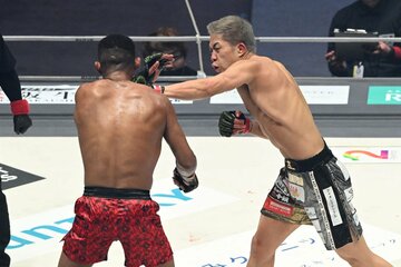 大物のパッチー・ミックス(左)を圧倒した秋元強真