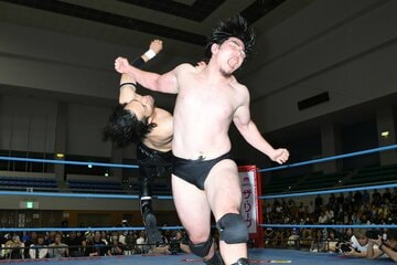 吉岡世起にラリアットを放つ田村男児