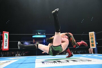 試合後の鷹木信悟(奥)に追い打ちの押すカッター2.0を決めるカラム・ニューマン