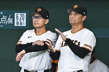 落ち着いた表情で戦況を見守った巨人・橋上監督代行(右)
