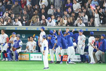 ５回にリプレー検証後も判定は覆らず、悔しがる台湾ナイン