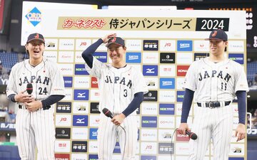 ヒーローインタビューを受けた（左から）紅林弘太郎、西川史礁、山下舜平大