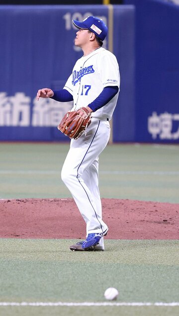 打球が足に直撃し、悶絶する中日・柳（東スポWeb）