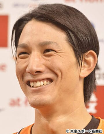 小林のサラサラヘア。顔がよければ後ろ髪が長くても紳士的に見えるから不思議だ
