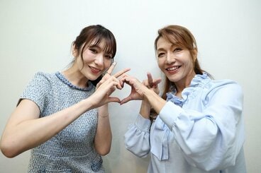 ポーズを決める上福ゆき（左）とブル中野