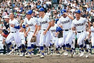 勝利し笑顔で整列へ向かう健大高崎ナイン