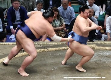 翔猿(右)は阿炎に後ろを取られながら逆転勝ち