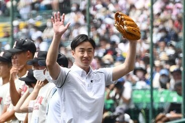 2022年、夏の甲子園での始球式を終えファンに手を振る斎藤佑樹氏