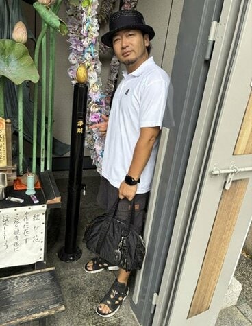 犯人が小銭を取り出そうとしていた賽銭入れを指さす宮尾リングアナ
