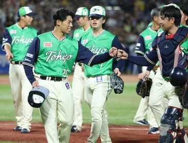 10勝目を挙げた山野太一は松本直樹とグータッチ