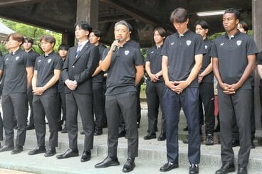 筥崎宮で参拝し訪れたサポーターにあいさつする福岡・塚原監督（中央）