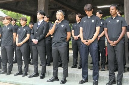 筥崎宮で参拝し訪れたサポーターにあいさつする福岡・塚原監督(中央)