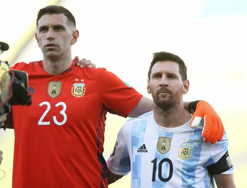 【W杯優勝ユニ】オーセンティック アルゼンチン代表 エミリアーノマルティネス ヴィラ指揮官エメリがE・マルティネスと話し合いへ「W杯でのセレブ