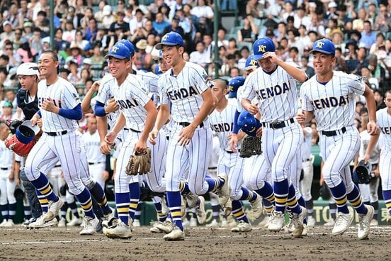 勝利し笑顔で整列へ向かう健大高崎ナイン