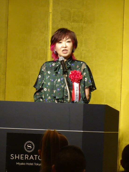 「令和７年度　第７５回芸術選奨」贈呈式に登壇した清水ミチコ