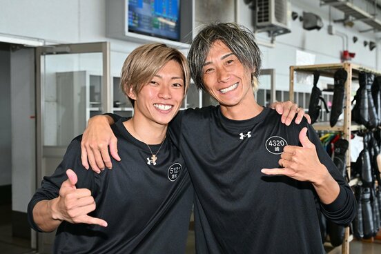 定松勇樹(左)と峰竜太