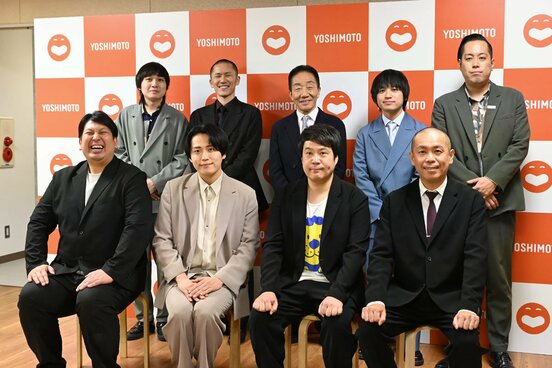 総評を述べた中田カウス(後列中央)と、前列左からレインボー、タカアンドトシ、後列左から家族チャーハン、エバース