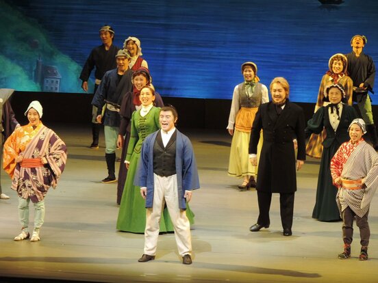 ミュージカル「ジョン万次郎の夢」のカーテンコールに出演した劇団四季の面々