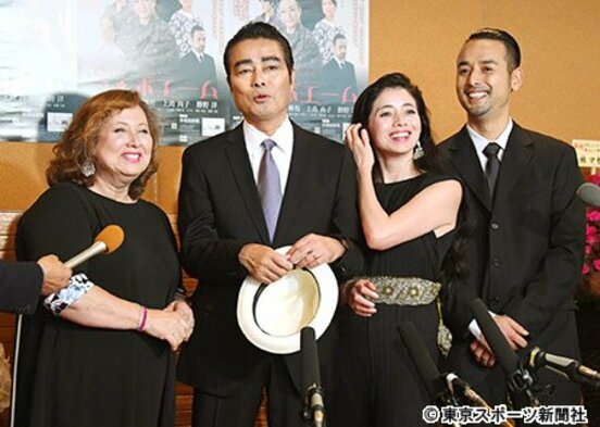  左からキャシー中島、勝野洋、雅奈恵、洋輔