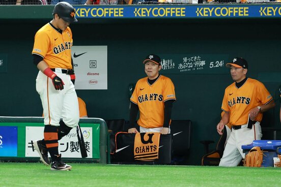 うつむいてベンチに戻る岡本和真。右は阿部監督