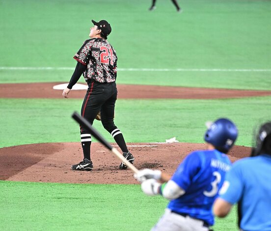 2回、DeNA・宮下朝陽(右)に満塁本塁打を浴びた巨人・竹丸和幸