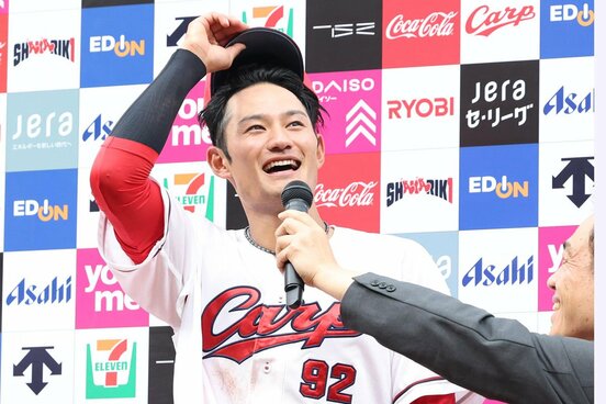 ヒーローインタビューで笑顔が弾ける広島・名原典彦