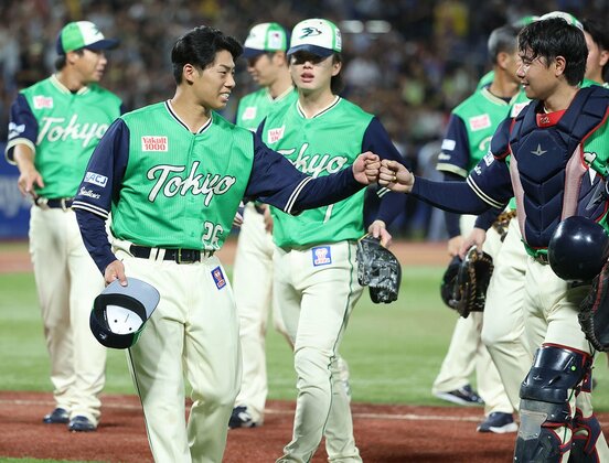 10勝目を挙げた山野太一は松本直樹とグータッチ