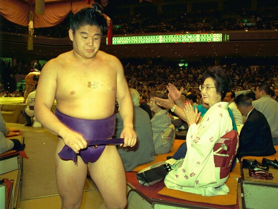 若乃花に拍手を送る扇千景さん（90年）