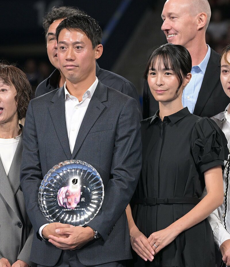 セレモニーで記念撮影する錦織圭と妻の山内舞さん