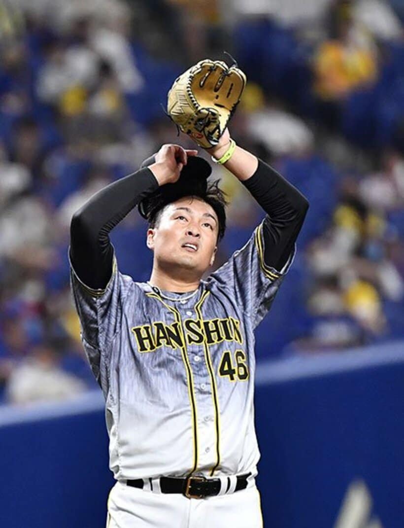  中日・平田の打球を悪送球して追加点を献上した秋山