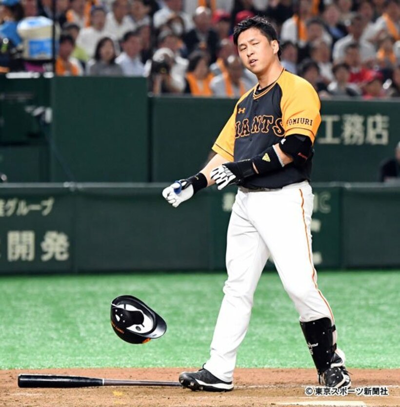  死球を受けた中島はこの表情
