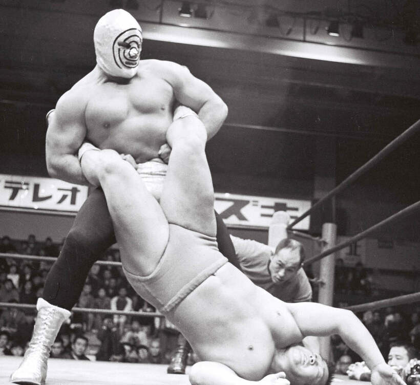  星野に逆エビを仕掛けるサイコデリコ。派手さはなかった（東スポWeb）