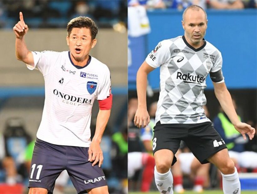  横浜ＦＣのカズ(左)と神戸・イニエスタ