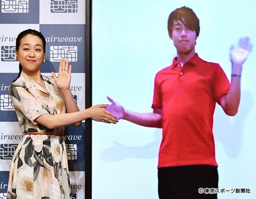 「エアウィーヴ」の発表会で錦織は会場の浅田真央（左）と“リモート共演”