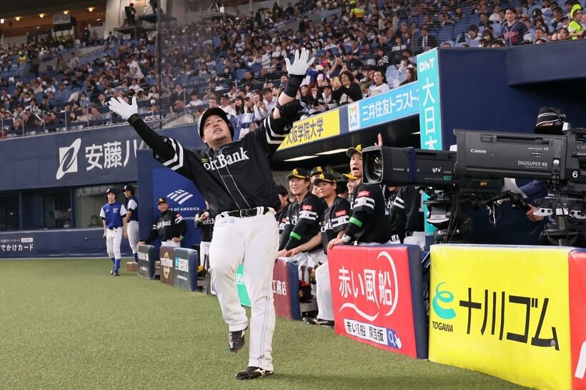 ７回、本塁打を放ち〝どすこい〟ポーズを見せた山川