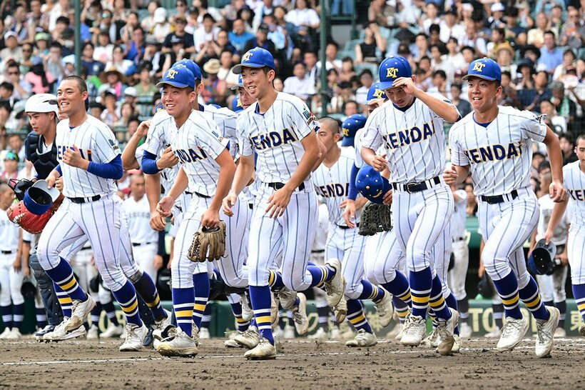勝利し笑顔で整列へ向かう健大高崎ナイン