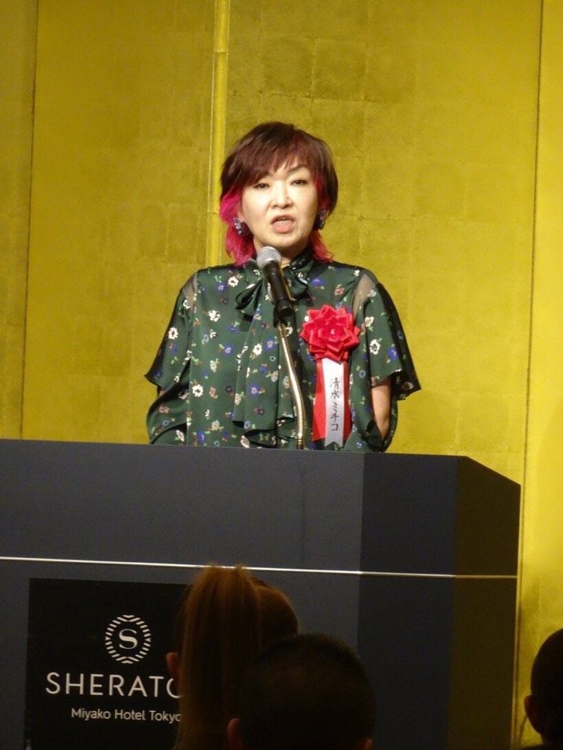 「令和７年度　第７５回芸術選奨」贈呈式に登壇した清水ミチコ