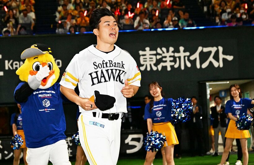 試合後、充実の表情でお立ち台へ向かうソフトバンク・松本晴