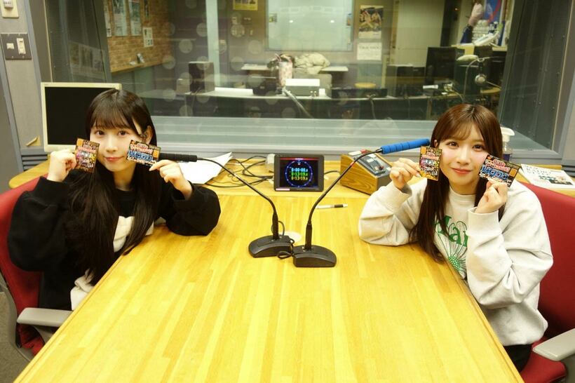 放送４０００回を喜ぶ井上瑠夏（左）と太田彩夏