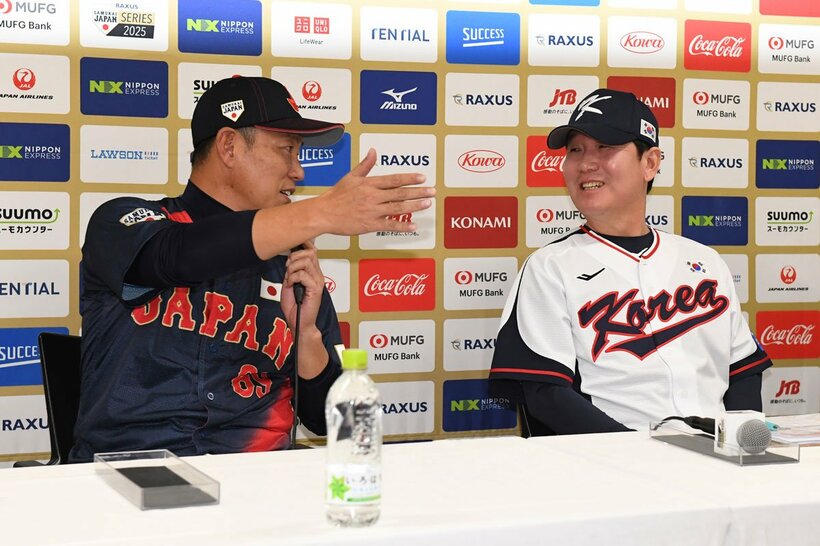 前日会見に臨んだ侍ジャパン・井端監督(左)と韓国代表の柳志炫監督
