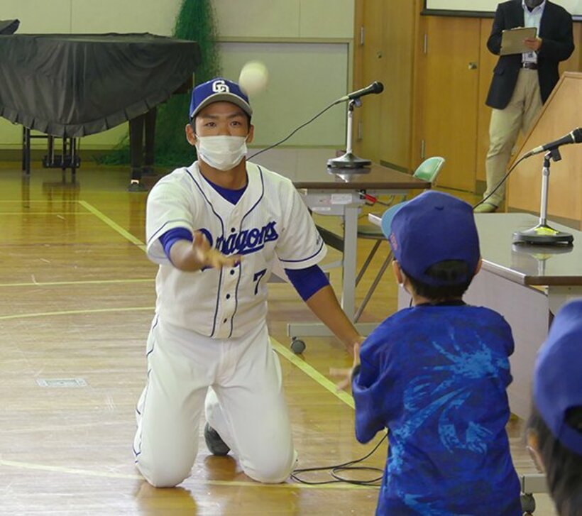  学校訪問で児童とキャッチボールをする中日・根尾