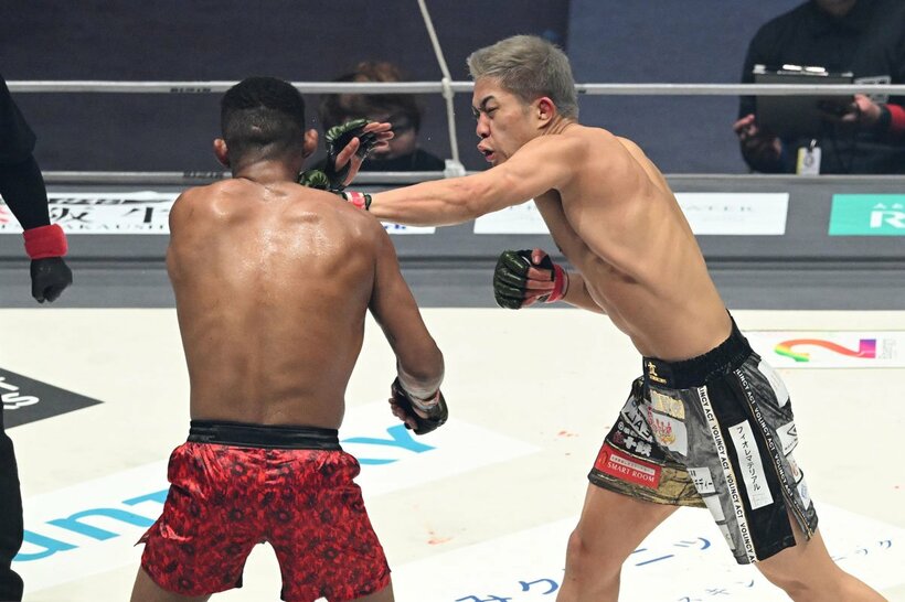 ２Ｒもパッチー・ミックス(左)を圧倒した秋元強真