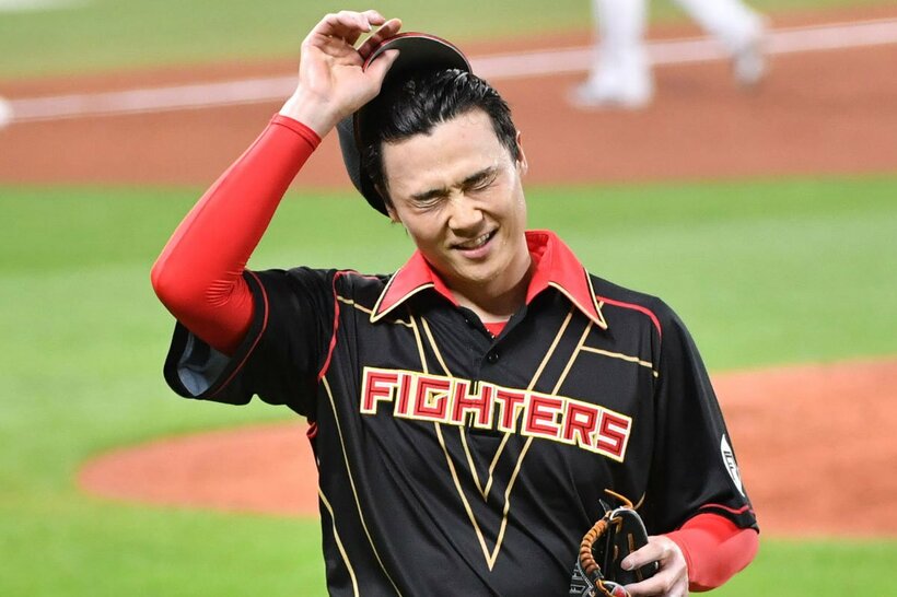２回を投げ終え、参った表情でベンチへ下がった日本ハム・山崎福也