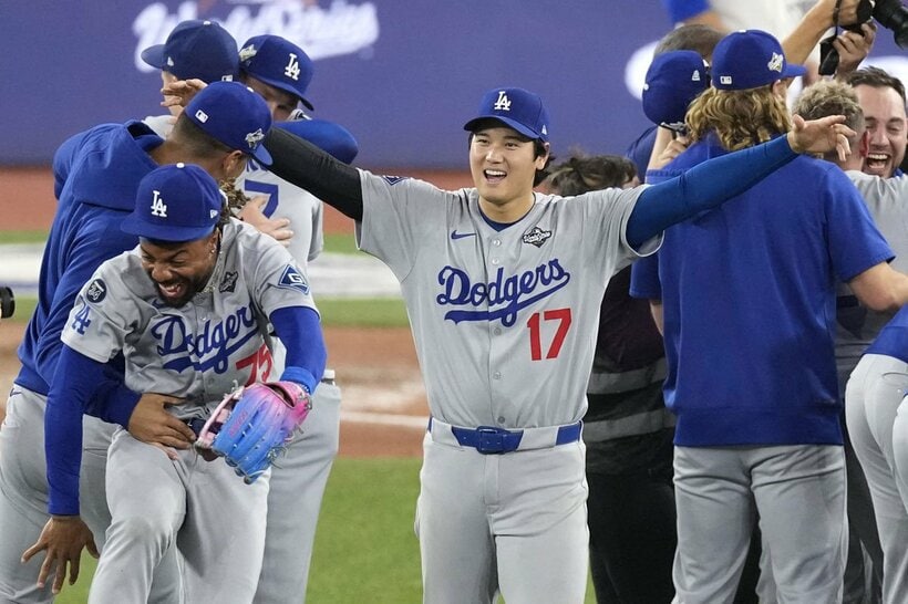 ワールドシリーズを制して喜ぶ大谷翔平（ロイター）