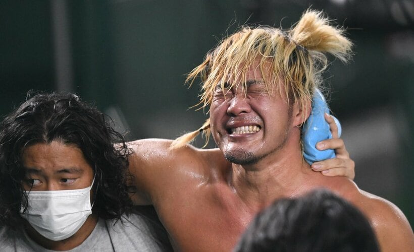 鷹木戦後、悔しそうな表情で引き上げる棚橋