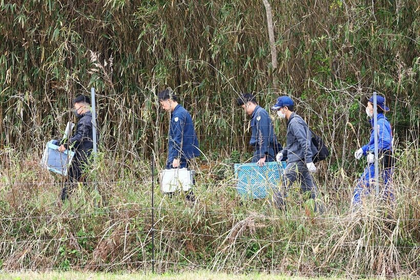 遺体発見現場に向かう捜査員
