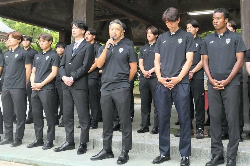 筥崎宮で参拝し訪れたサポーターにあいさつする福岡・塚原監督（中央）