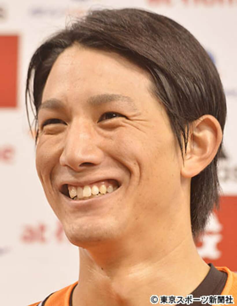 小林のサラサラヘア。顔がよければ後ろ髪が長くても紳士的に見えるから不思議だ