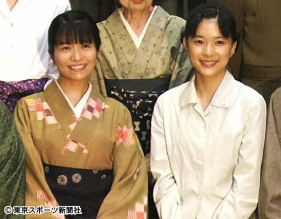 芳根京子（右）と三倉茉奈